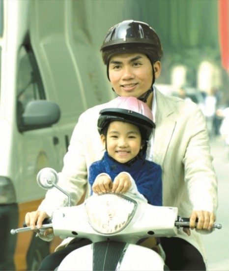 Trẻ em phải đội mũ bảo hiểm khi tham gia giao thông bằng xe máy, xe đạp điện