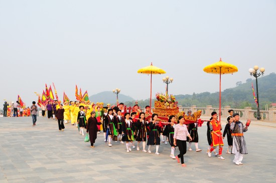 Hàng vạn du khách về dự khai hội Tây Thiên 2015