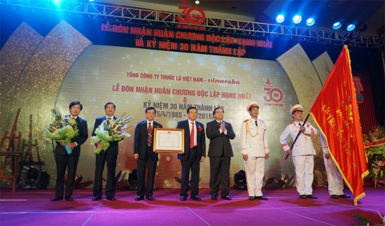 Tổng công ty Thuốc lá VN đón nhận Huân chương Độc lập hạng Nhất
