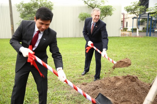 Đại sứ Mỹ tại Việt Nam tham quan nhà máy Ford Hải Dương