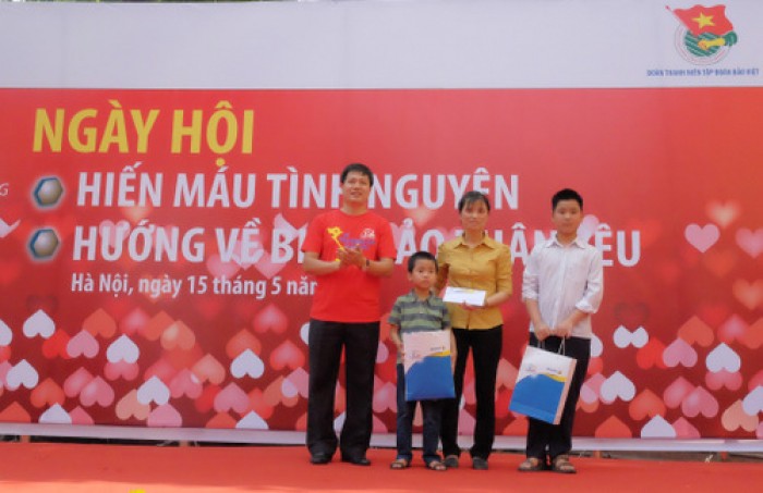 Bảo Việt tặng quà cán bộ, chiến sỹ Trường Sa