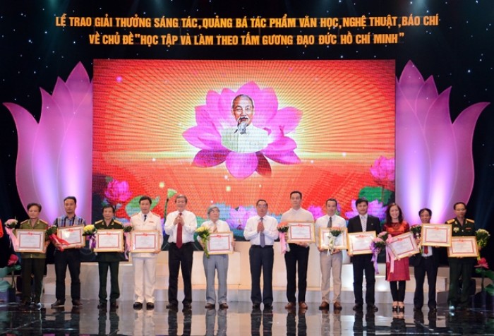 Trao giải Cuộc thi viết về học tập tấm gương đạo đức Hồ Chí Minh