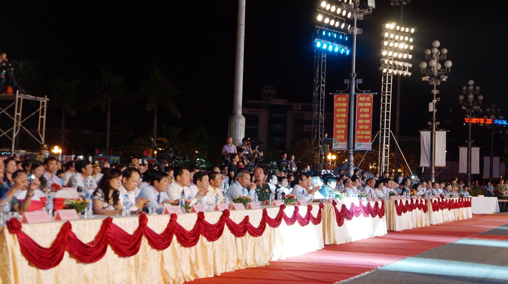 Lãnh đạo Đảng, Nhà nước tham dự lễ khai mạc Lễ hội  Làng Sen 2015.