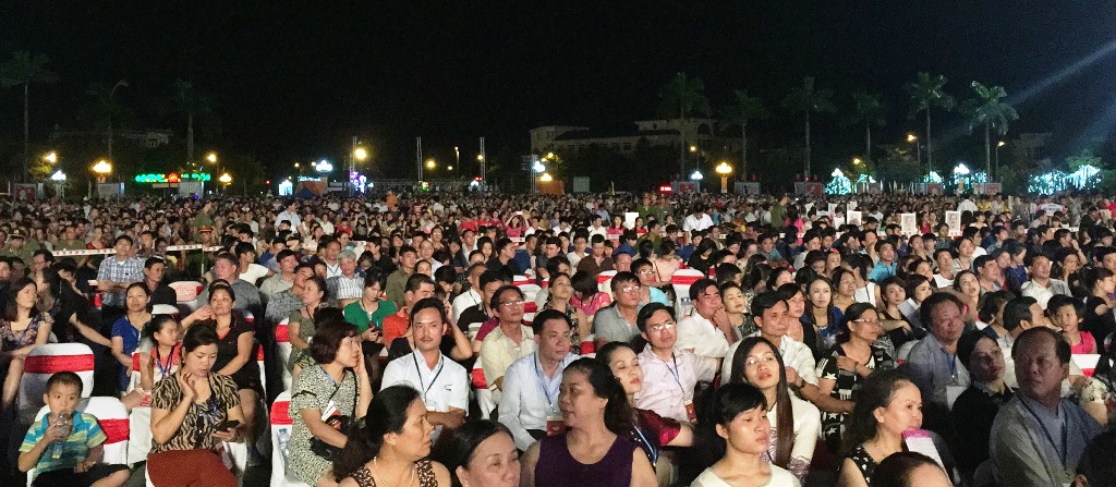 Hàng ngàn người dân xứ Nghệ đã có mặt trong đêm khai mạc 