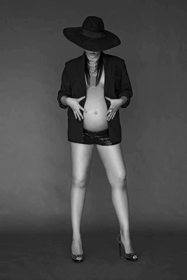 Thu Minh bán nude khoe bụng bầu sắp sinh