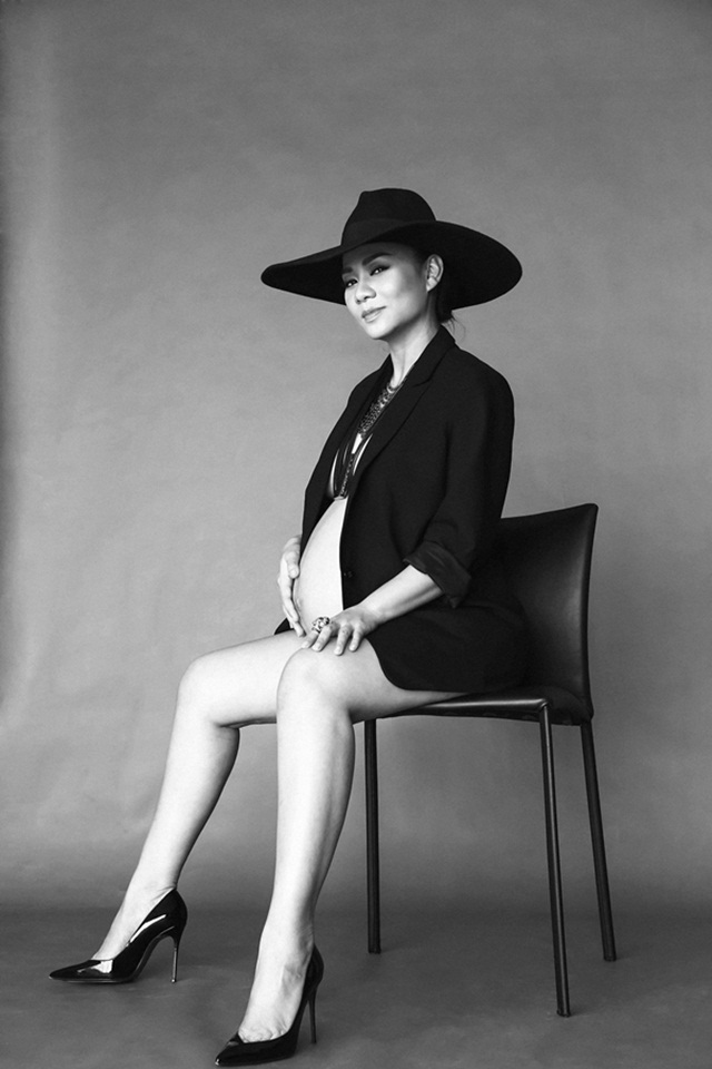 Thu Minh bán nude khoe bụng bầu sắp sinh