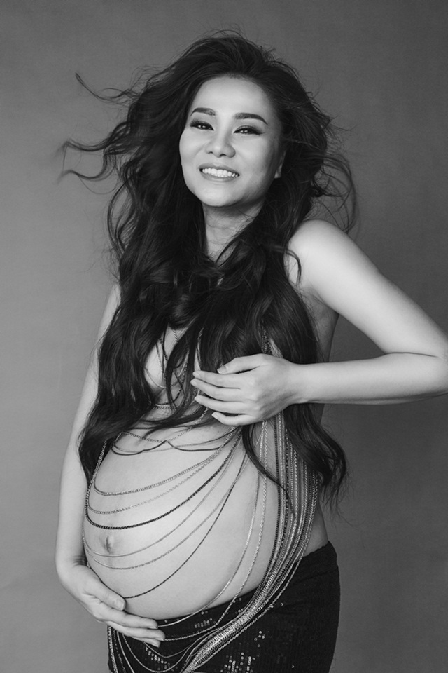 Thu Minh bán nude khoe bụng bầu sắp sinh