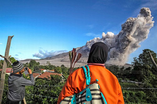 Indonesia: Núi lửa lại phun trào tạo ra cảnh tượng như ngày tận thế