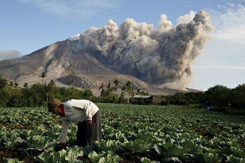 Indonesia: Núi lửa lại phun trào tạo ra cảnh tượng như ngày tận thế