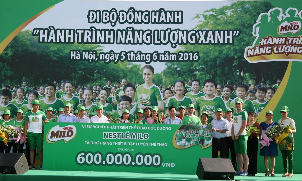 gan 10000 nguoi di bo dong hanh milo hanh trinh nang luong xanh