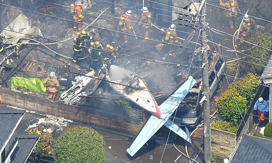 Hiện trường vụ tai nạn máy bay. Ảnh: Kyodo/Reuters