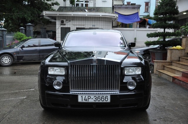 Siêu xe Rolls Royce Phantom trị giá 39 tỷ đồng sẽ được đưa ra bán đấu giá để lấy tiền hỗ trợ người dân Quảng Ninh khắc phục lũ. Ảnh: Báo Quảng Ninh cung cấp.