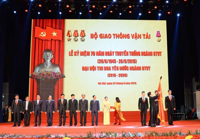 Phó Chủ tịch nước Nguyễn Thị Doan gắn Huân chương 