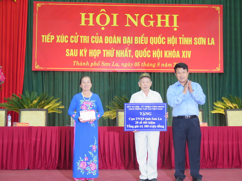 Công đoàn GTVT tặng 20 sổ tiết kiệm cho cựu TNXP Sơn La