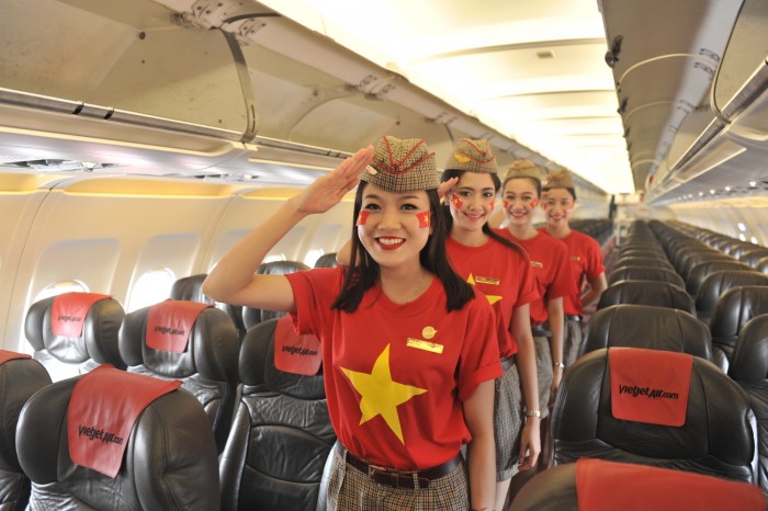 Vietjet chào đón hành khách với trang phục cờ đỏ sao vàng