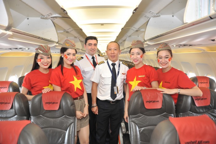 Vietjet chào đón hành khách với trang phục cờ đỏ sao vàng