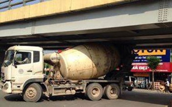 Hà Nội: Xe bồn bê tông mắc kẹt tại gầm cầu vượt Lê Văn Lương