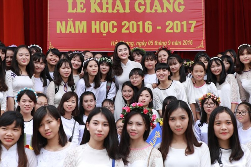 Hoa hậu Trần Thu Ngân dự lễ Khai giảng ở trường cũ