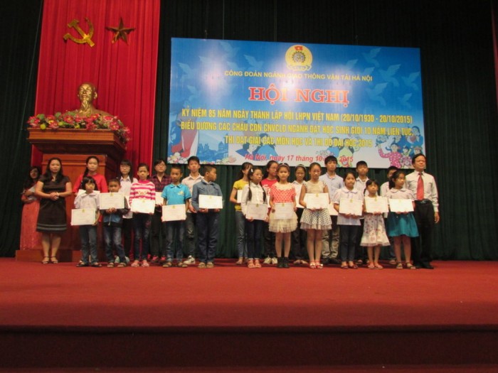 Công đoàn GTVT Hà Nội: Trao thưởng cho các cháu học sinh giỏi
