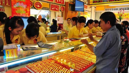 Vàng giả Trung Quốc: Đổ xô đi bán, không ai dám mua