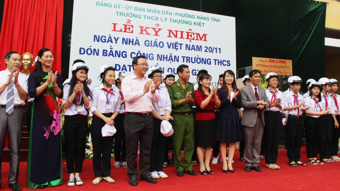 Tập đoàn FLC trao tặng 1.000 mũ bảo hiểm cho học sinh Nam Định