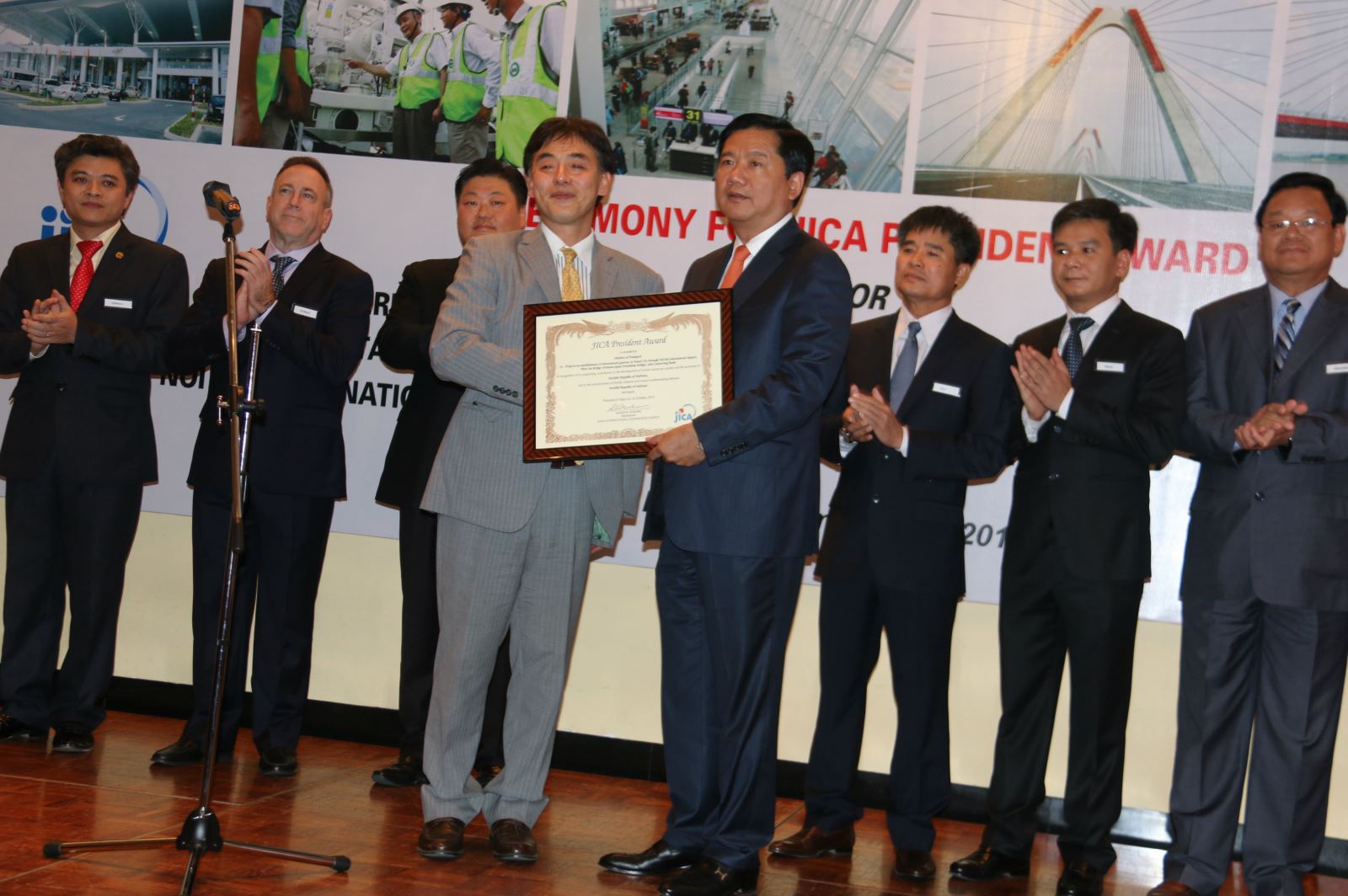 Trưởng Đại diện văn phòng JICA tại Việt Nam Mori Mutsuyatrao chứng nhận giải thưởng Cống hiến cho Bộ trưởng Đinh La Thăng
