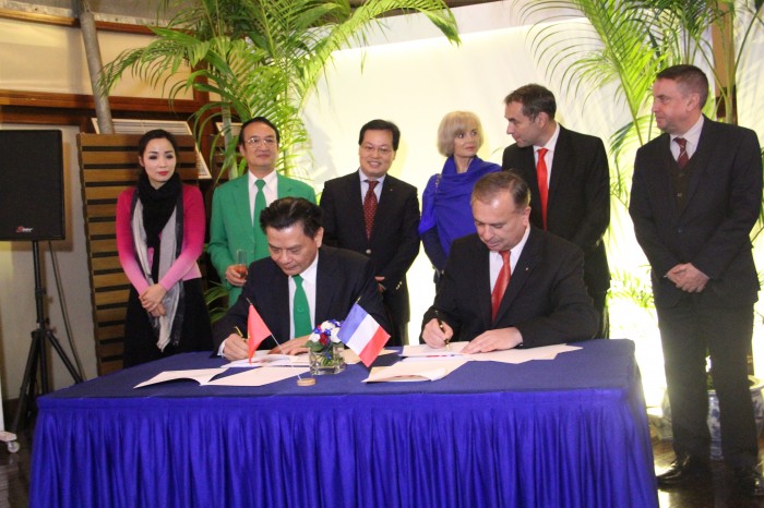 Mai Linh và Renault ký biên bản ghi nhớ triển khai dự án taxi điện tại VN