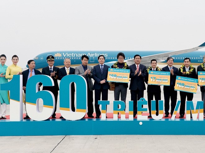 Bộ trưởng Đinh La Thăng dự lễ đón đón hành khách thứ 160 triệu trong 20 năm và hành khách 17 triệu trong năm 2015 của Vietnam Airlines