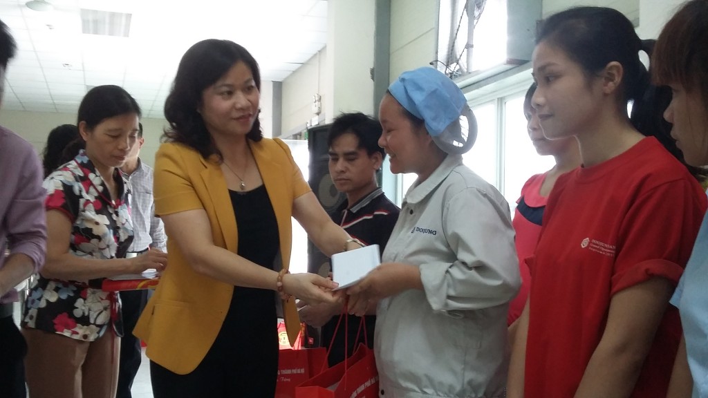 ldld tp ha noi trao tro cap cho cnld co hoan canh kho khan