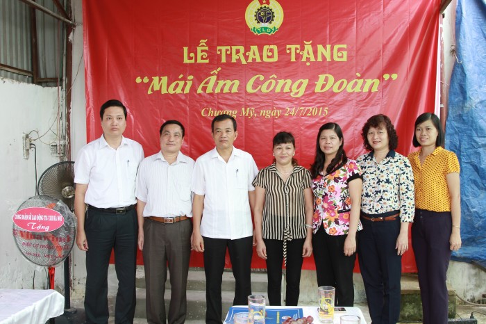 Trao quà “Mái ấm công đoàn” cho đồng chí Huỳnh Thị Kim Sơn