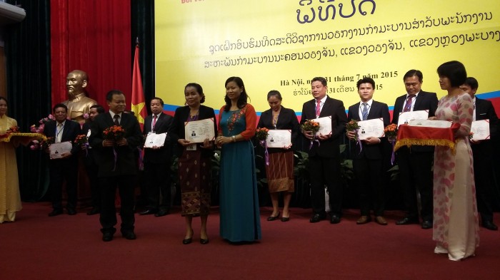 Liên đoàn thành phố Hà Nội: Trao chứng chỉ nghiệp vụ cho 25 học viên Lào