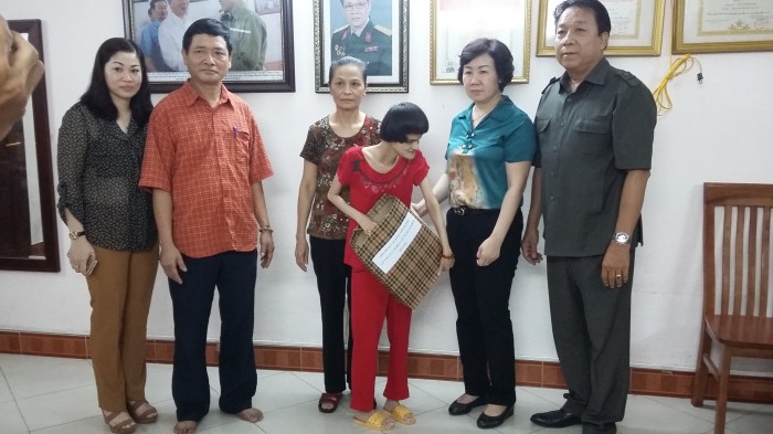 LĐLĐ quận Hoàn Kiếm: Trao quà cho 5 gia đình là nạn nhân chất độc da cam