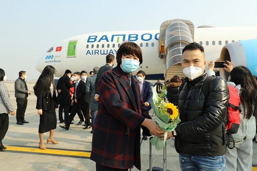 Ảnh 3: Hành khách trên chuyến bay nhận hoa và những lời chúc ý nghĩa đến từ hãng bay