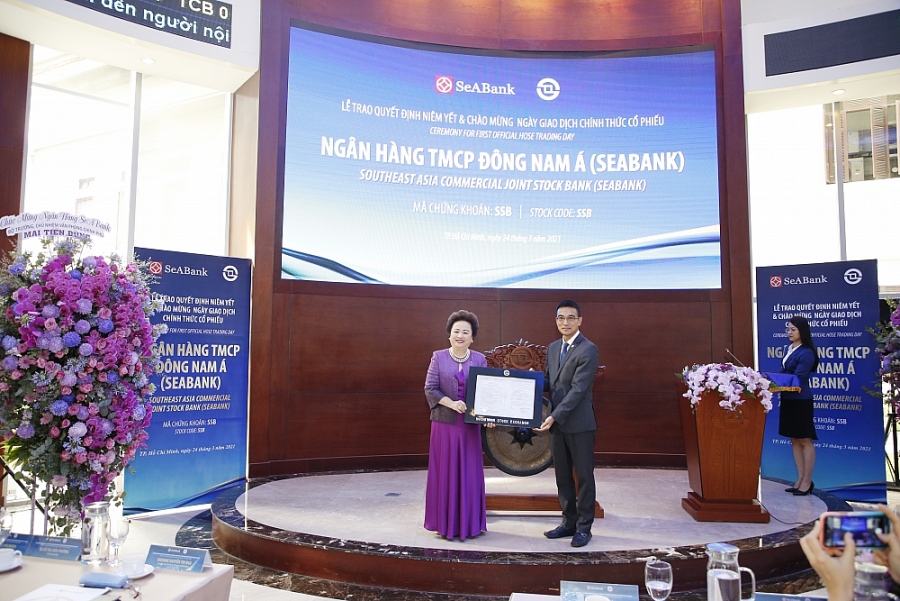 Bà Nguyễn Thị Nga - Phó Chủ tịch thường trực HĐQT SeABank nhận quyết định niêm yết cổ phiếu SSB trên sàn HOSE