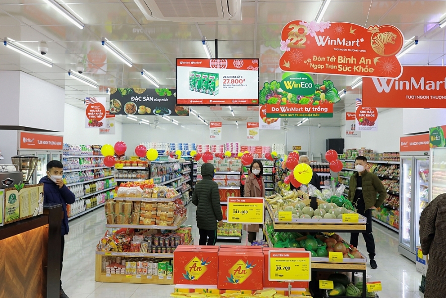 Khách hàng mua sắm tại cửa hàng WinMart+ nhượng quyền tại Bắc Giang