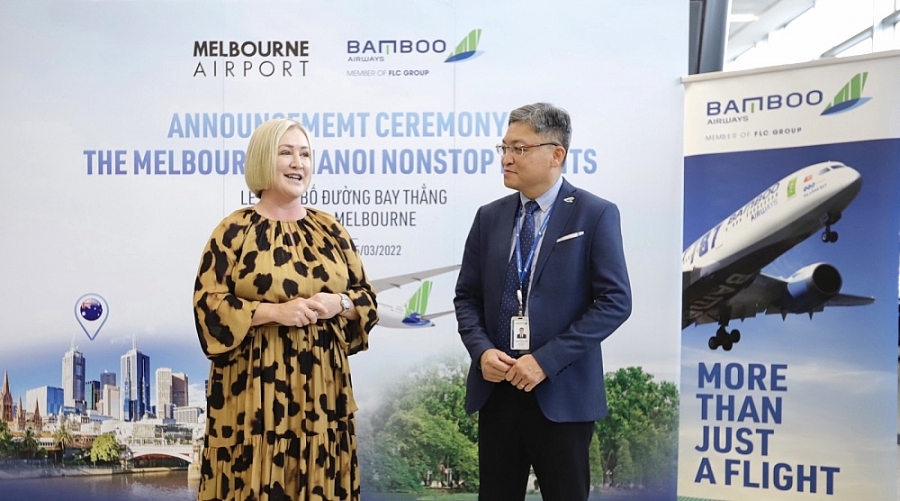 Bà Lorie Argus - trưởng bộ phận hàng không sân bay quốc tế Melbourne và ông Trương Phương Thành, Phó tổng Giám đốc Bamboo Airways trao đổi tại sự kiện
