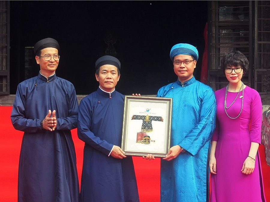 Tập đoàn Sunshine hiến tặng tỉnh Thừa Thiên Huế hai cổ vật Mũ quan đại thần và Áo Nhật bình cung tần triều Nguyễn