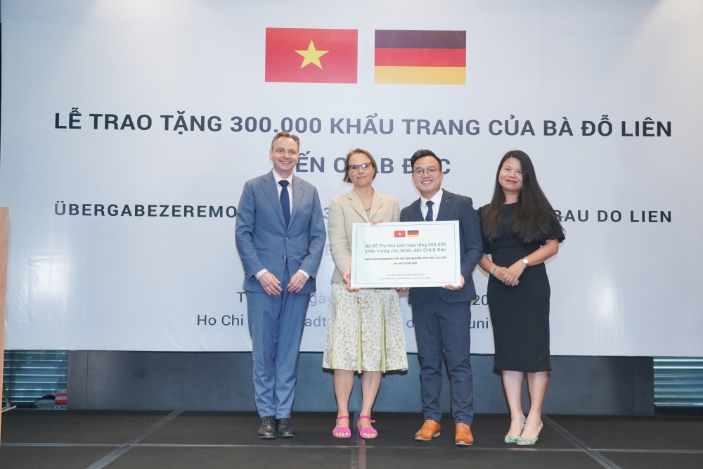 Bà Đỗ Thị Kim Liên trao tặng 300 ngàn khẩu trang tới nhân dân Cộng hòa Liên bang Đức