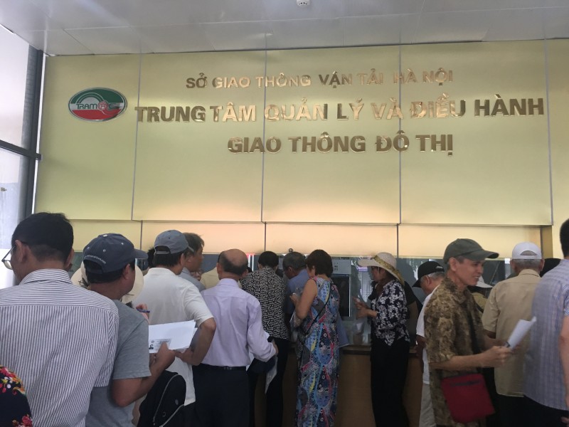 Người dân Hà Nội hồ hởi đi đăng ký thẻ xe buýt miễn phí