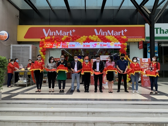 Cửa hàng mini-mall Thanh Xuân Complex tích hợp VinMart+, Techcombank, Phúc Long, Reddi thu hút khách hàng