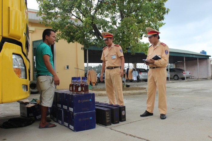 CSGT bắt giữ 50 thùng rượu ngoại không rõ nguồn gốc
