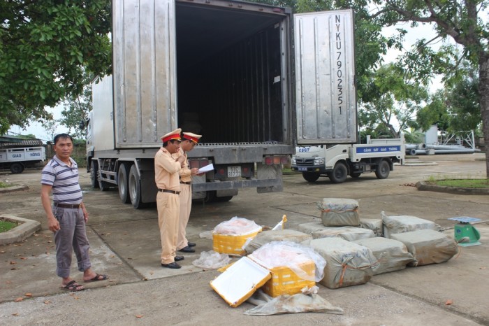 CSGT bắt giữ xe tải chở hơn 6 tấn thịt động vật hôi thối