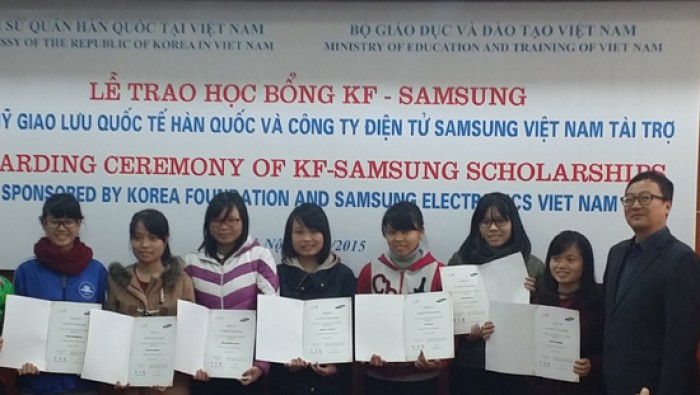 Hơn 300 học sinh, sinh viên nhận học bổng KF – Samsung 2015