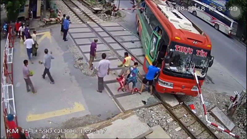 Hà Trung (Thanh Hóa): Nhà xe và lái xe khách đâm vào barie đường sắt bị phạt 15 triệu đồng