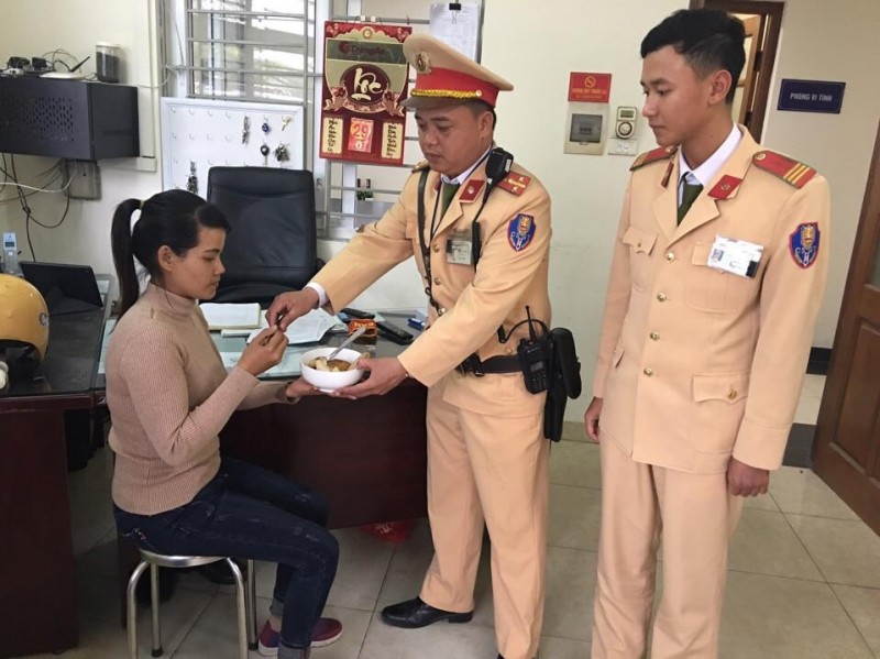 Cảnh sát giao thông Hà Nội giúp đỡ cô gái trẻ lang thang suốt 3 ngày Tết