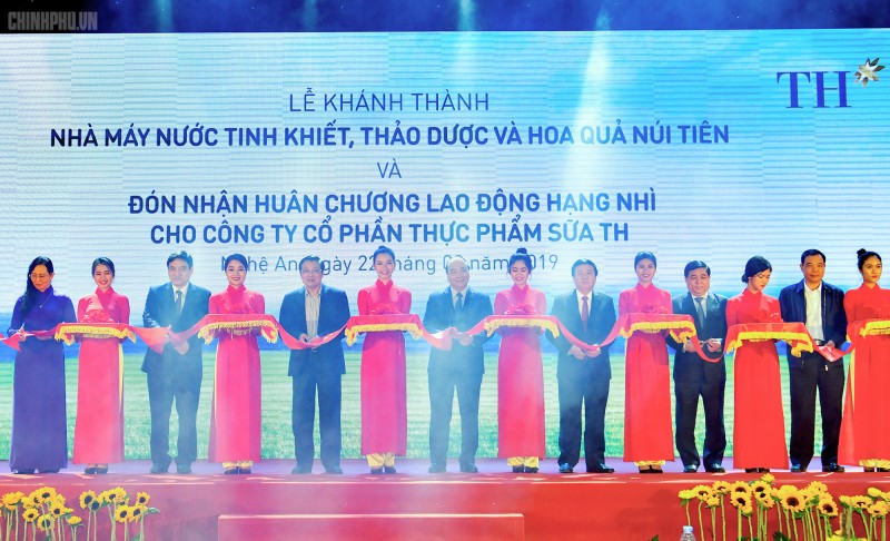 Thủ tướng dự lễ khánh thành nhà máy chế biến hoa quả ở Nghệ An