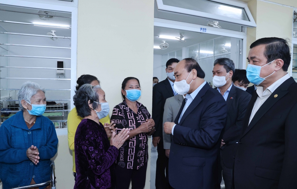 Thủ tướng thăm và tặng quà Tết cho những người yếu thế tại Trung tâm Bảo trợ xã hội tỉnh Quảng Nam