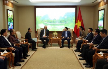 Phó Thủ tướng Vương Đình Huệ tiếp các vị khách quốc tế