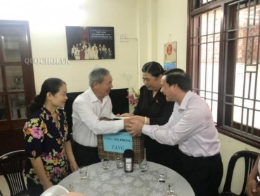 Phó Chủ tịch Thường trực Quốc hội Tòng Thị Phóng thăm các gia đình chính sách ở Đà Nẵng