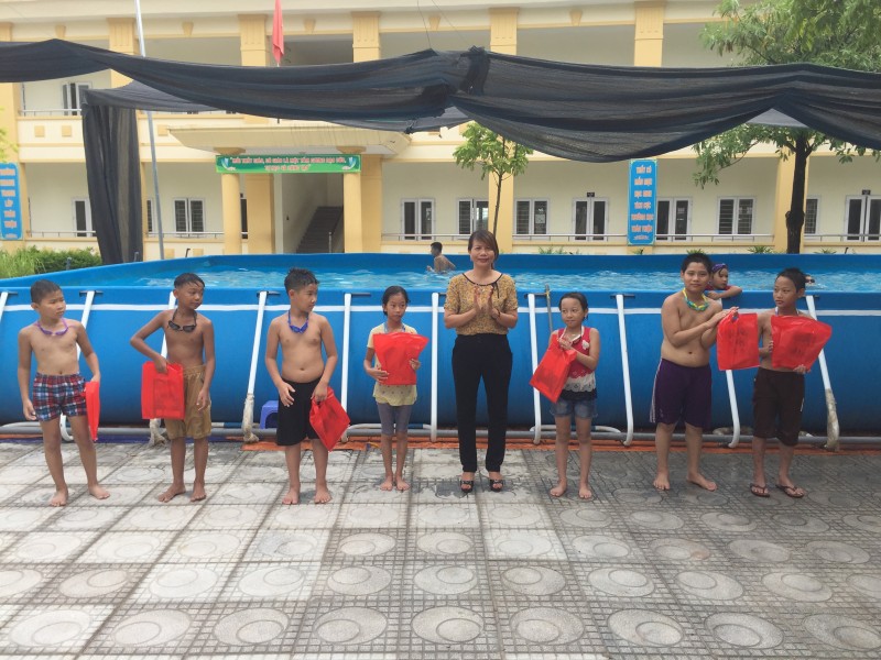 Tổng kết lớp "Phổ cập bơi phòng chống tai nạn sông nước cho trẻ em"